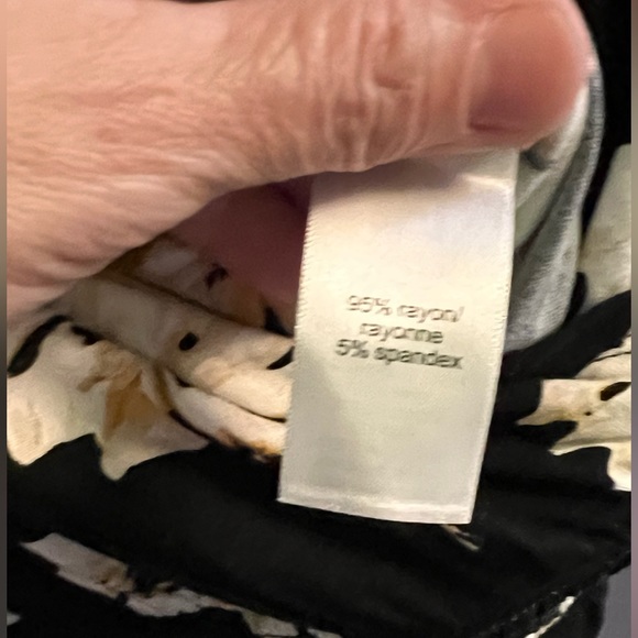 24/7 —-  Floral Romper (medium) - Picture 5 of 6